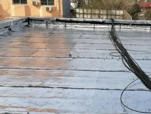 中山卫生间漏水维修公司分享下中山屋面楼顶防水刚性防水层施工要点。